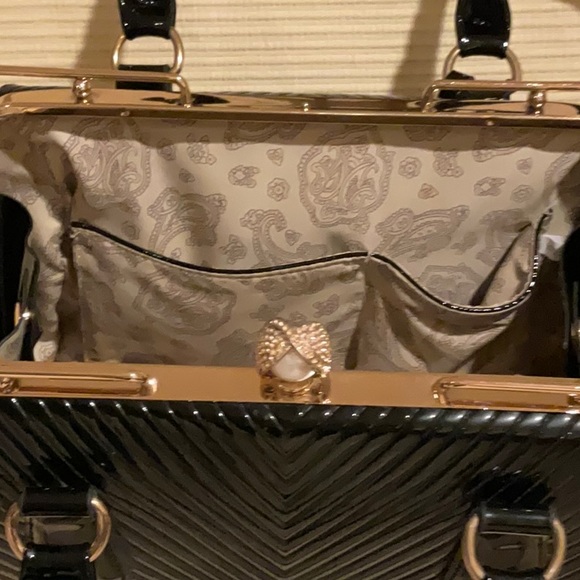 Patent leather black handbag with gold hardware and classic snap top closure - Picture 9 of 11